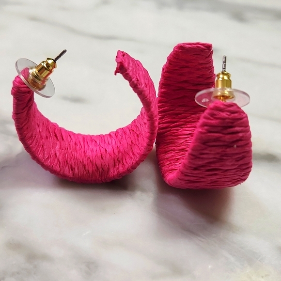 Pretty NWOT hot pink earrings in great condition! - Picture 1 of 6